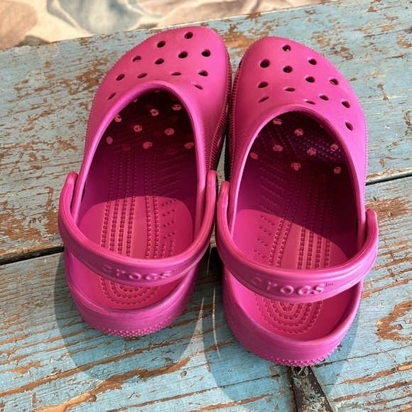 CROCS PINK /BERRY SLIP -ON BEACH CLOGS SHOES  W10 - Picture 2 of 4